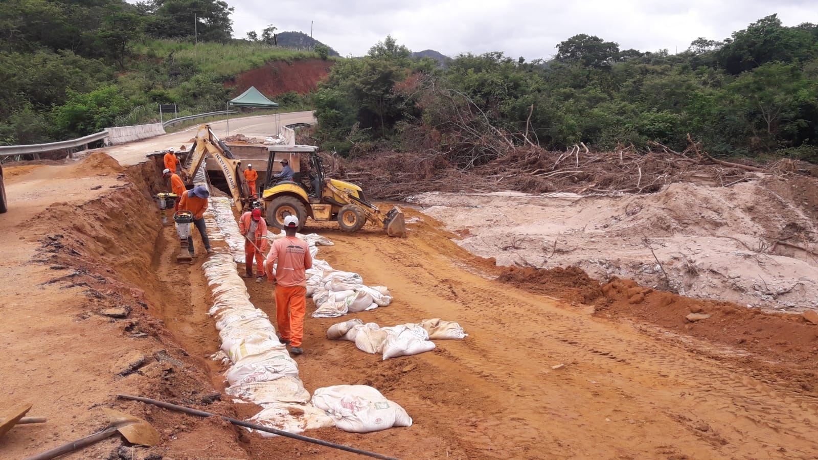 MG 205 km 91 do entroncamento da MG 105 Joaíma para Felisburgo