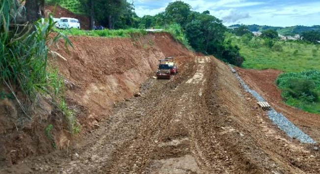 Recomposição de aterro na BR-146