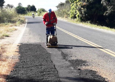 Operação tapa-buraco na LMG-635