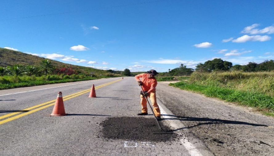 Operação tapa-buraco na MG-418