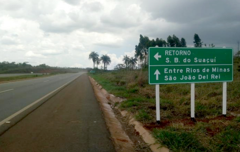 Sinalização vertical na MGC-383